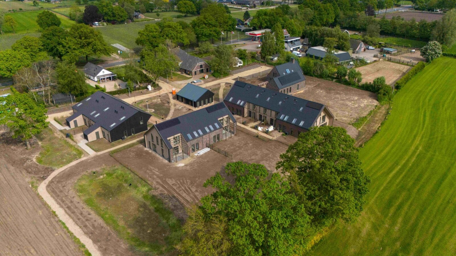 Luchtfoto van woonerf Veldhuiserhof in Lunteren